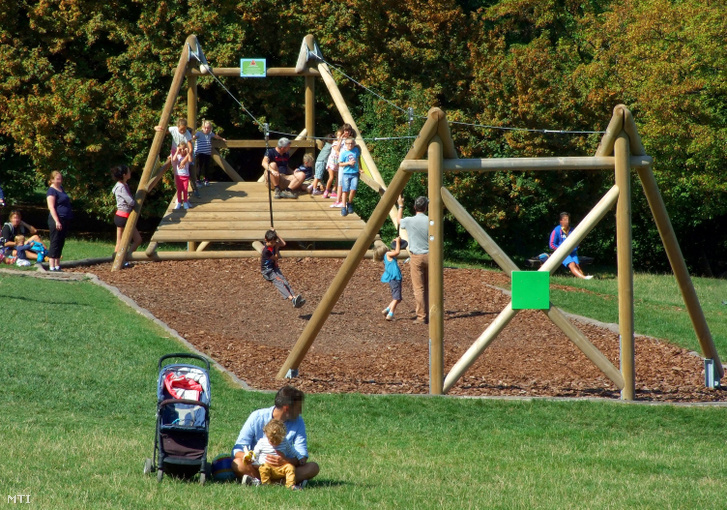 Gyermekek és szüleik a Normafánál kialakított játszótéren