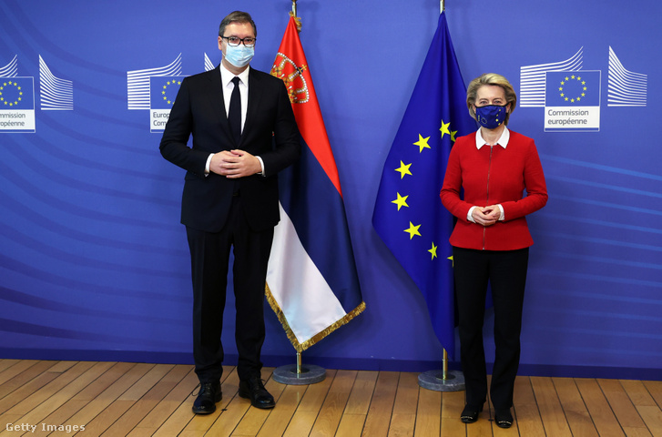 Aleksandar szerb miniszterelnök és Ursula von der Leyen európai bizottsági elnök 2021. április 26-án Brüsszelben