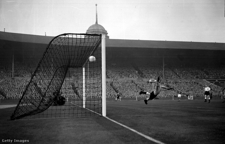 Hidegkuti Nándor megszerzi Magyarország első gólját a londoni Empire Stadionban, a Wembley-ben rendezett nemzetközi labdarúgó-mérkőzésen 1953. november 25-én