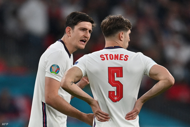 Nincs könnyű dolga a támadóknak a Maguire (b), Stones védőpáros ellen