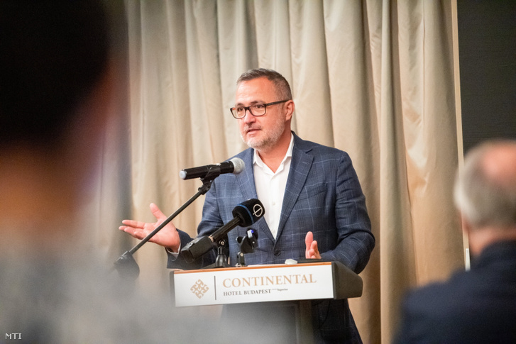 Baldauf Csaba, a Magyar Szállodák és Éttermek Szövetségének elnöke beszédet mond a Continental Hotel Budapest szállodában 2021. július 21-én