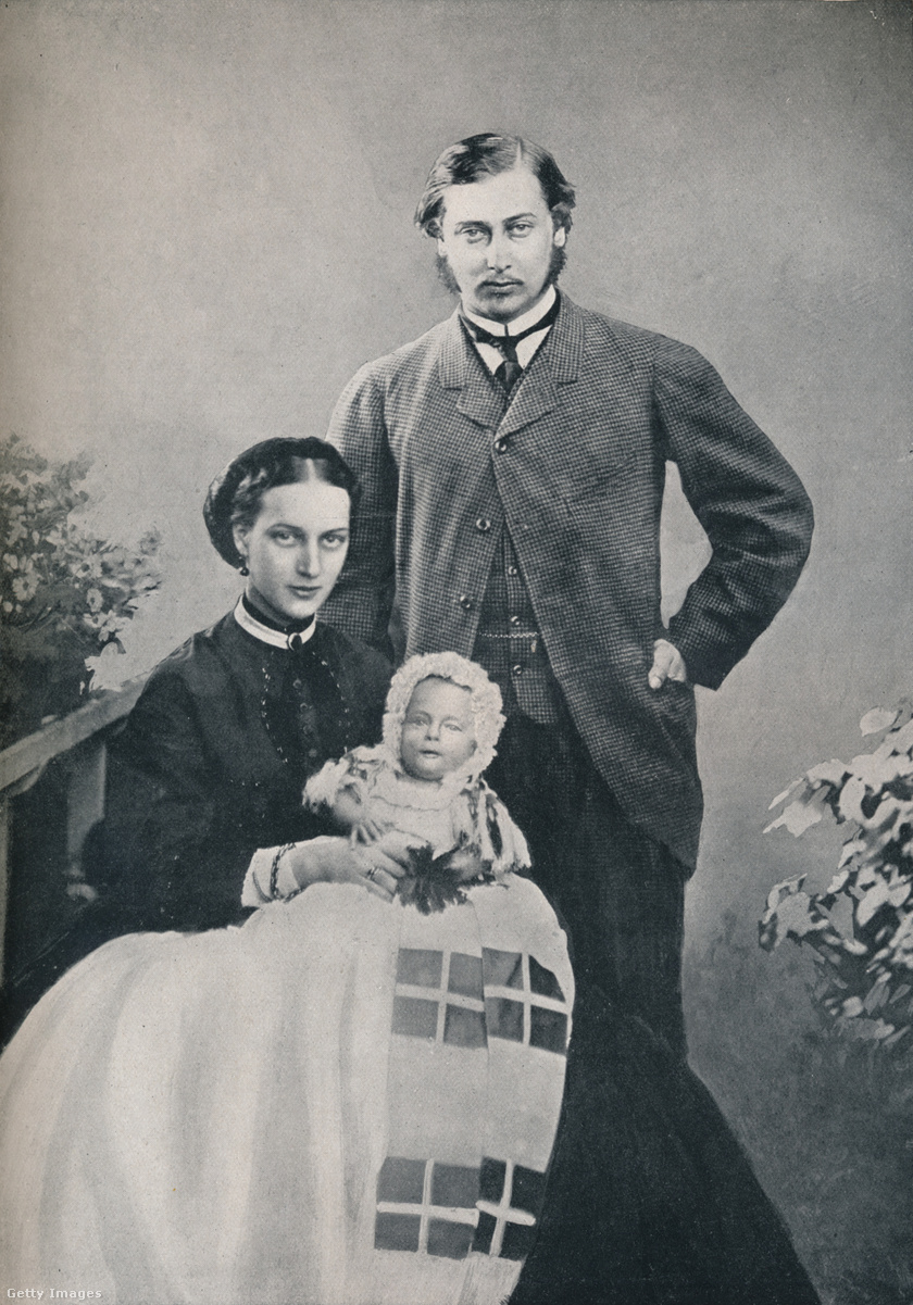 A herceg, a hercegné és első gyermekük, Albert Viktor 1864-ben.