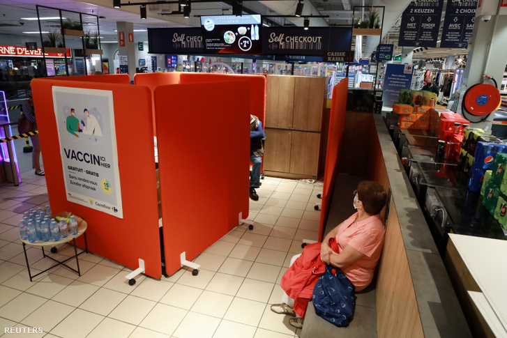 Egy nő várakozik egy oltóközpontban, amelyet egy szupermarketben alakítottak ki Brüsszelben 2021. augusztus 30-án