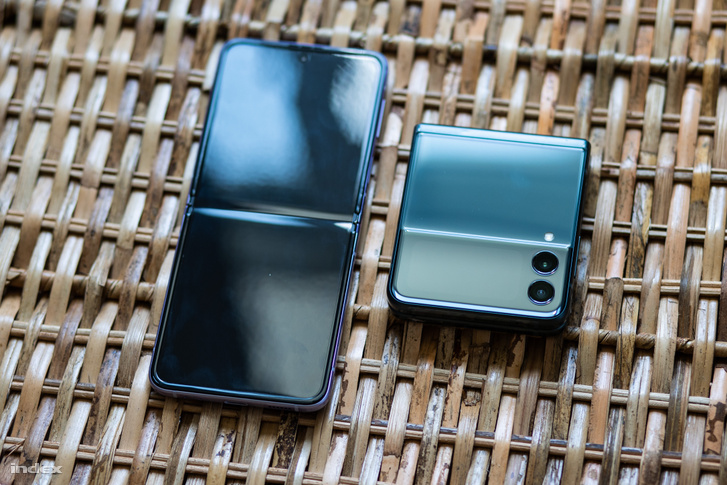 A Galaxy Z Flip 3 kinytiva (balra) és összezárva (jobbra). A nyitott állapotban jól látható a kijelző gyűrődése ott, ahol a telefon összehajtható