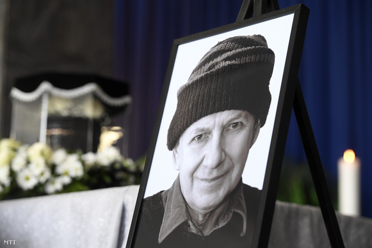 Tandori Dezső portréja a Fiumei úti Nemzeti Sírkert ravatalozójában 2019. március 5-én. A Kossuth- és József Attila-díjas író, költő, a nemzet művésze 80 éves korában, február 13-án hunyt el