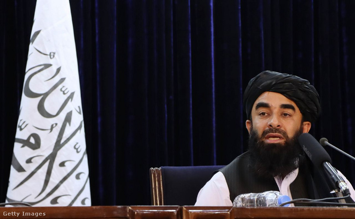 Zabihullah Mudzsáhid, a tálibok szóvivője Kabulban 2021. augusztus 24-én