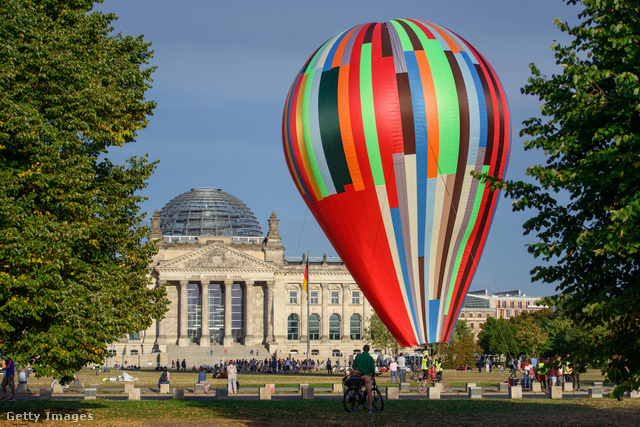 A hőlégballon a 2018-as filmhez készült rekonstruált változata a Reichstag épülete előtt.