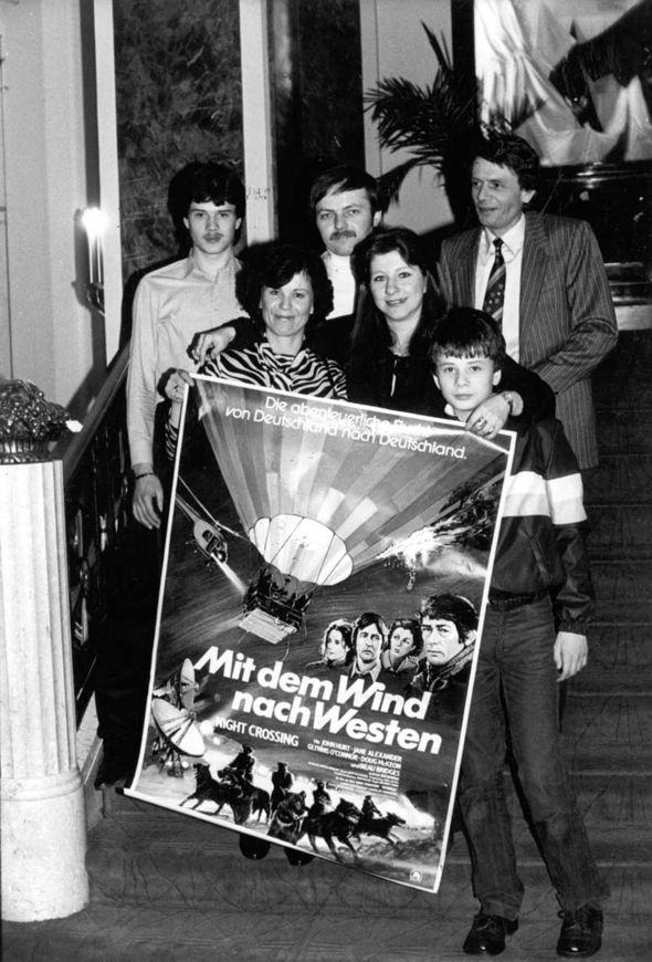 Strelzyk, Wetzel és családtagjaik az 1982-es film plakátjával.