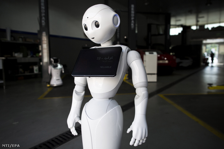 Kommunikációra kifejlesztett robot Dubajban 2020. május 28-án