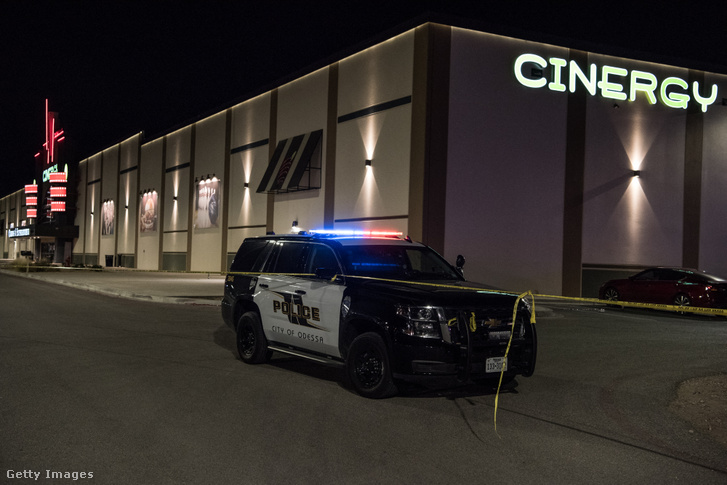 Rendőrségi autók és szalag zárják el a helyszínt, ahol egy fegyveres lövöldözött egy moziban a texasi Odessában 2019. augusztus 31-én