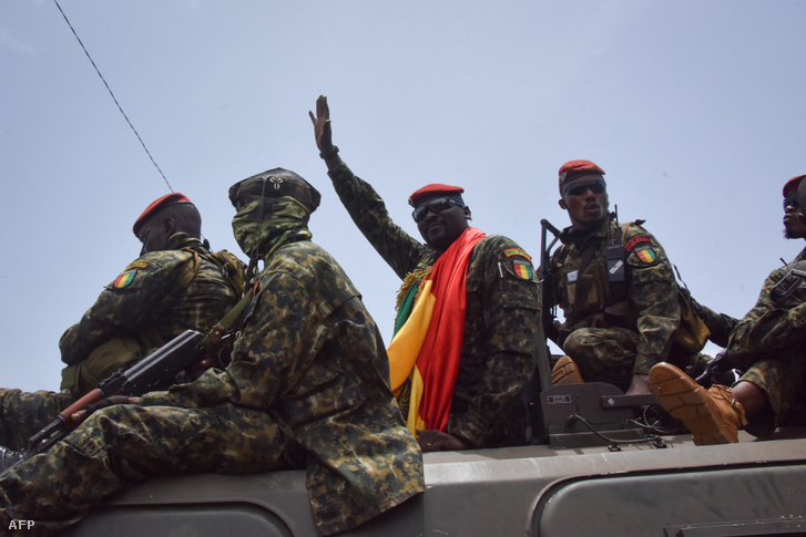 Mamady Doumbouya ezredes integet a tömegnek, amikor megérkezik a Népek Palotájába Conakryban 2021. szeptember 6-án