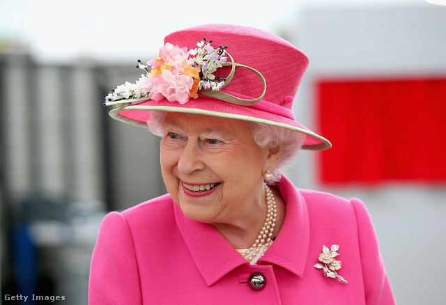A feltűnő színű ruhák és a kalap II. Erzsébet biztonsága szempontjából is jól jön