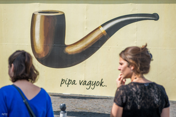 Az ARC plakátpályázatra érkezett és a zsűri által legjobbnak ítélt alkotások egyike a budapesti 56-osok terén 2017. szeptember 8-án.