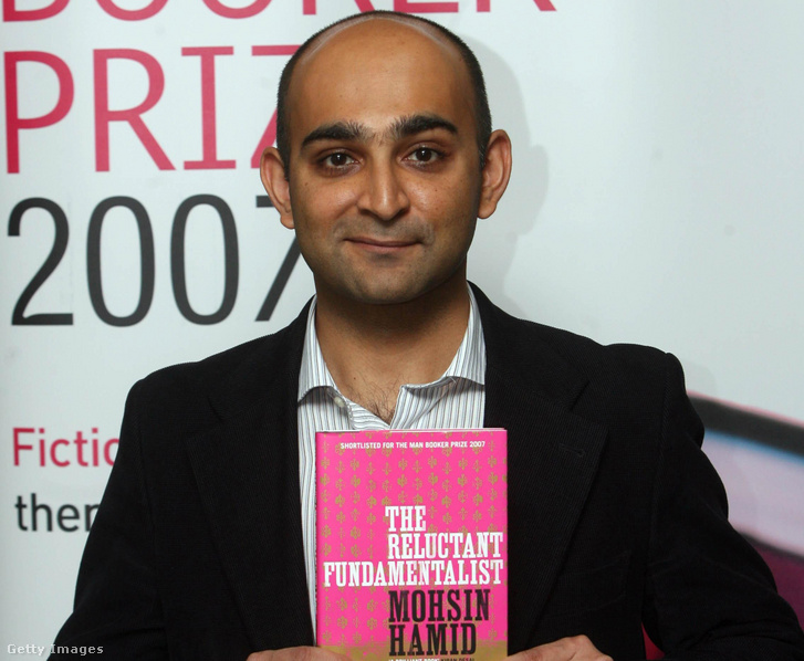 Mohsin Hamid, a 2007-es Man Booker-díj jelöltje a Kétkedő fundamentalista című kötetével a londoni Hatchard könyvesboltban