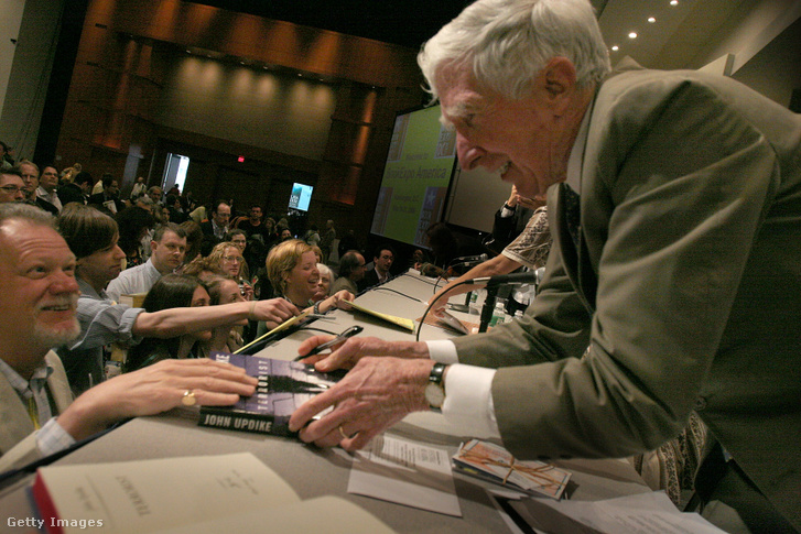 John Updike, író dedikálja új könyve, „A terrorista” példányait 2006. május 20-án Washingtonban