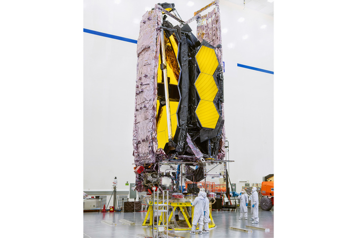 A képen összezárt állapotban látható a James Webb-űrteleszkóp, speciális szállítókonténerben így szállítják majd az indítóállomásra