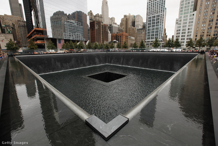 Családtagok sorakoznak a 9/11 Memorial South Pool körül a 2001. szeptember 11-i terrortámadások tizedik évfordulóján tartott ünnepségeken a World Trade Center helyszínén, New Yorkban, 2011. szeptember 11-én