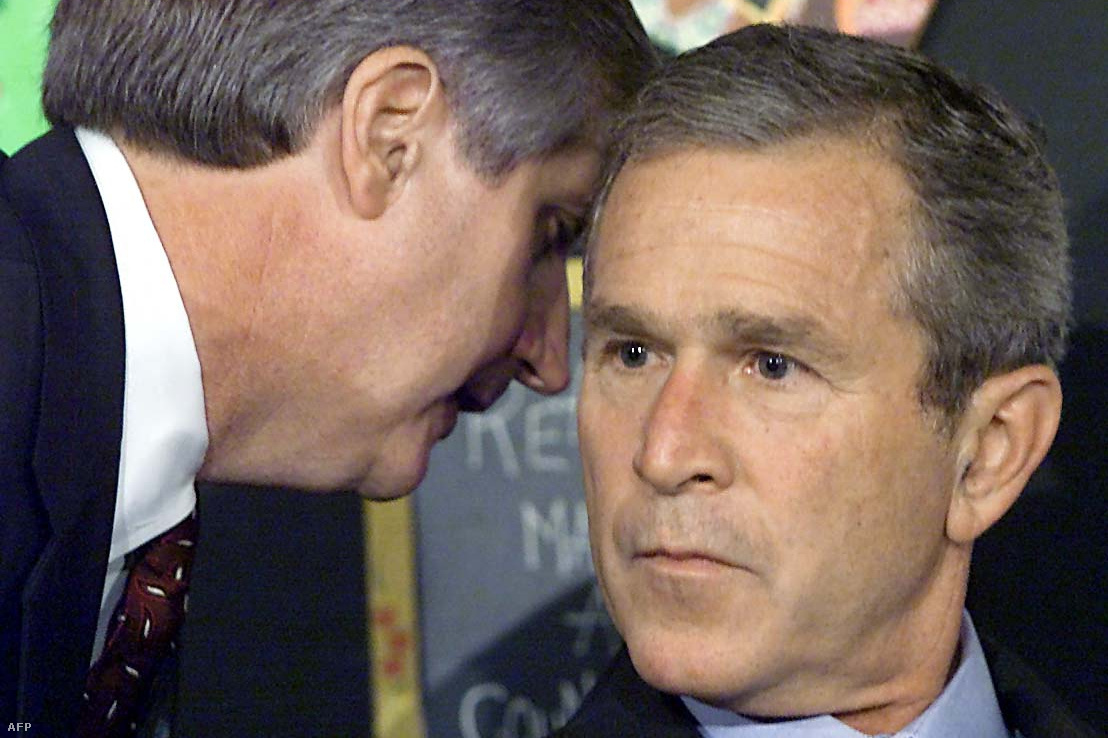 George W. Bush amerikai elnök kora reggeli iskolai felolvasását kabinetfőnöke, Andrew Card (b) szakítja félbe, nem sokkal az után, hogy a New York-i repülőgép-szerencsétlenségekről szóló híreket a floridai Sarasotában is lehetett olvasni 2001. szeptember 11-én