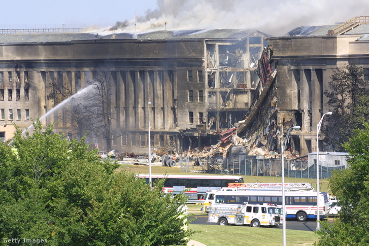 Füst száll ki a Pentagon épületéből 2001. szeptember 11-én Arlingtonban, miután egy repülőgép az épületbe csapódott