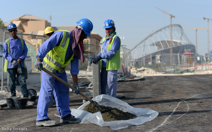 Indiai és bangladesi vendégmunkások dolgoznak a Khalifa Stadion építésén