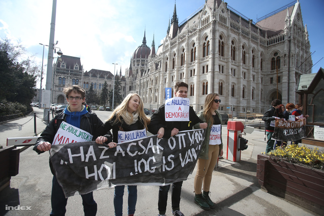 Középiskolás diákok állják el a Parlament bejáratát hétfő délelőtt az ülésnap kezdete előtt