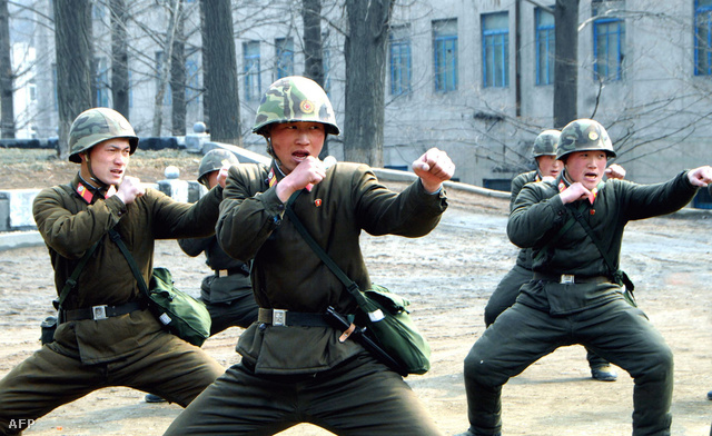 Észak-koreai katonák gyakorlatoznak 2013. március 6-án