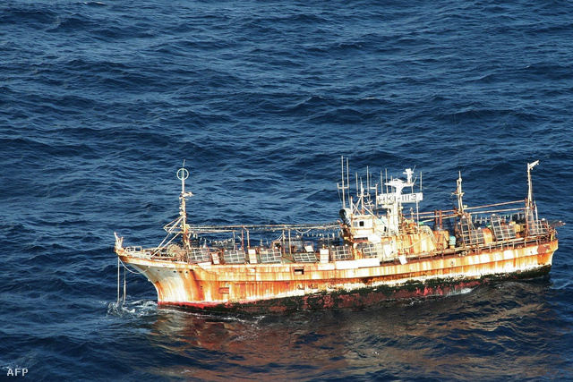 Két évet hánykolódott a Csendes-Óceánon ez a japán halászhajó, mire rátaláltak Alaszka partjainál