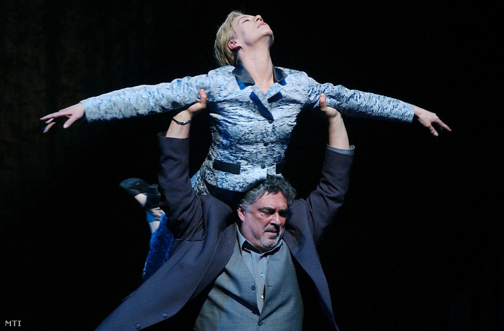 Keveházi Gábor és Loósz Krisztina Markó Iván és Keveházi Gábor Emberi Himnusz című, Beethoven IX. szimfóniájára koreografált balettjében 2006. május 5-én