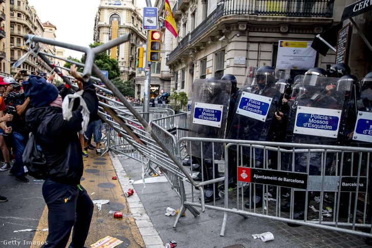 Katalán tüntetők összecsapása a rendőrökkel 2021 szeptember 11-én