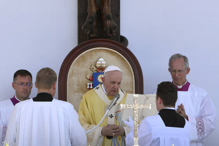 Ferenc pápa (középen) az 52. Nemzetközi Eucharisztikus Kongresszus (NEK) zárómiséjén a Hősök terén 2021. szeptember 12-én. A kongresszust lezáró úgynevezett statio orbis szentmise hagyományosan a katolikus rendezvénysorozat legünnepélyesebb eseménye