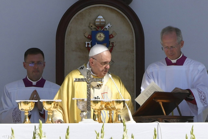 Ferenc pápa (középen) az 52. Nemzetközi Eucharisztikus Kongresszus (NEK) zárómiséjén, a Hősök terén