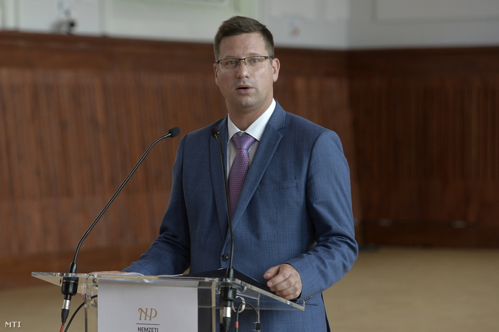 Gulyás Gergely, a Miniszterelnökséget vezető miniszter az újjáépített Lovarda, a Stöckl-lépcső és a Csikós-udvar már elkészült részeinek bemutatásán a Budavári Palotanegyed Lovardájában 2021. szeptember 14-én