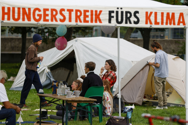 Klímaaktivisták éhségsztrájkolnak a berlini Bundestag közelében