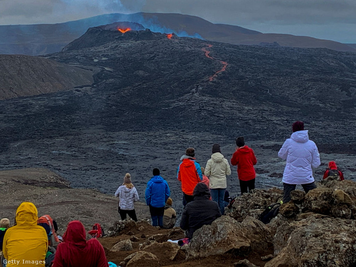 Vulkánkitörést figyelő turisták az izlandi Fagradalsfjall dombon
