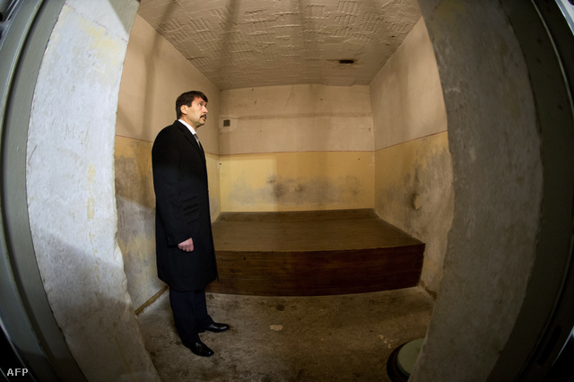 Áder János látogatása során felkereste az egykori STASI egyik berlini börtönét