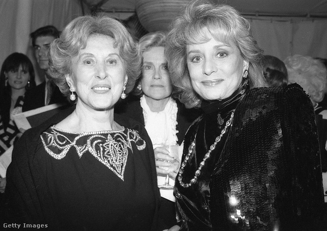 Estée Lauder (balra) Barbara Walters amerikai újságíróval 1986-ban egy AIDS jótékonysági gálán