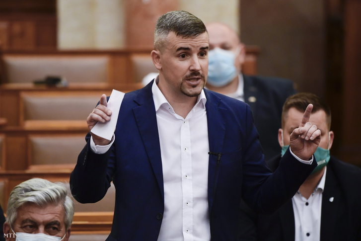 Jakab Péter, a Jobbik frakcióvezetője napirend előtt szólal fel az Országgyűlés plenáris ülésén 2021. június 7-én