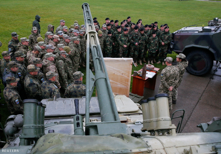 Ukrán és amerikai katonák a Rapid Trident 2021 hadgyakorlaton Ukrajna Lvov régiójában, 2021 szeptember 20-án