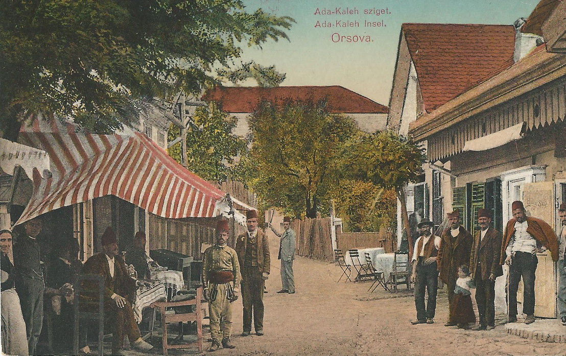 Ada Kaleh-i török kávéház a bazár utcájában, háttérben a mecsettel, 1911