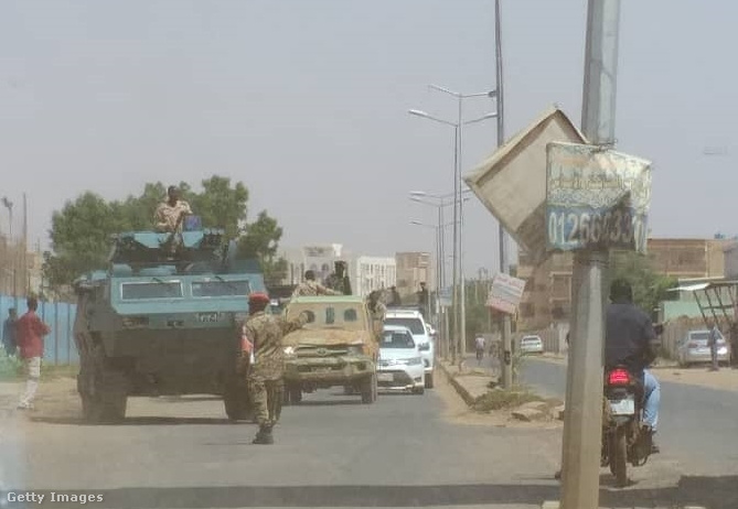 Szudáni katonák elzárják az utat egy sikertelen puccskísérlet után a szudáni Qhartoumban 2021. szeptember 21-én