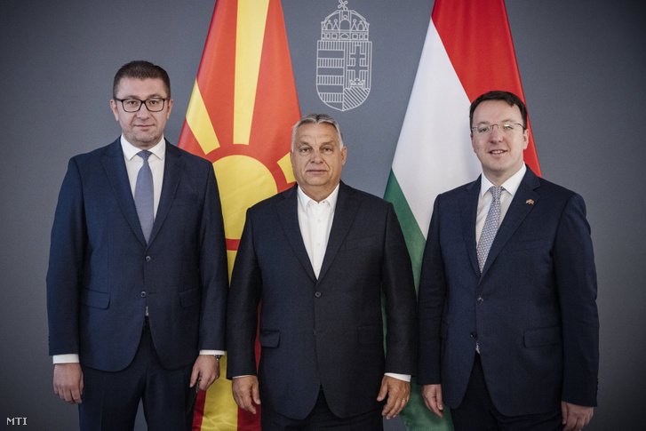 Orbán Viktor miniszterelnök, a Fidesz elnöke (k) fogadja a Belső Macedón Forradalmi Szervezet - Macedón Nemzeti Egység Demokratikus Pártja (VMRO-DPMNE) vezetőségét, Hrisztijan Mickoszki elnököt (b) és Alekszandar Nikoloszki alelnököt a Karmelita kolostorban 2021. szeptember 21-én