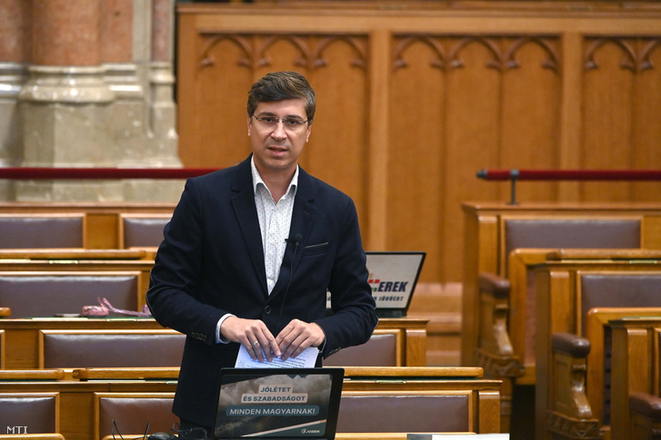 Lukács László György, a Jobbik képviselője felszólal a koronavírus-világjárvány elleni védekezésről szóló törvény módosításának vitájában az Országgyűlés plenáris ülésén 2021. szeptember 21-én