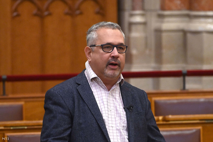 Arató Gergely, a DK képviselője felszólal a koronavírus-világjárvány elleni védekezésről szóló törvény módosításának vitájában az Országgyűlés plenáris ülésén 2021. szeptember 21-én