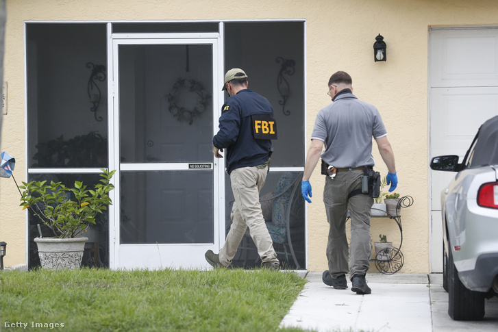 Az FBI ügynökei bizonyítékokat gyűjtenek Brian Laundrie otthonában 2021. szeptember 21-én