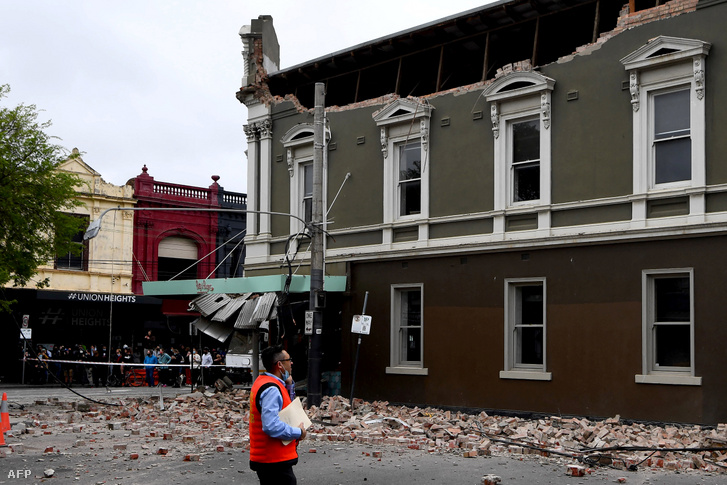 Egy megrongálódott épület Melbourne városában 2021. szeptember 22-én, az 5,9-es erősségű földrengés után