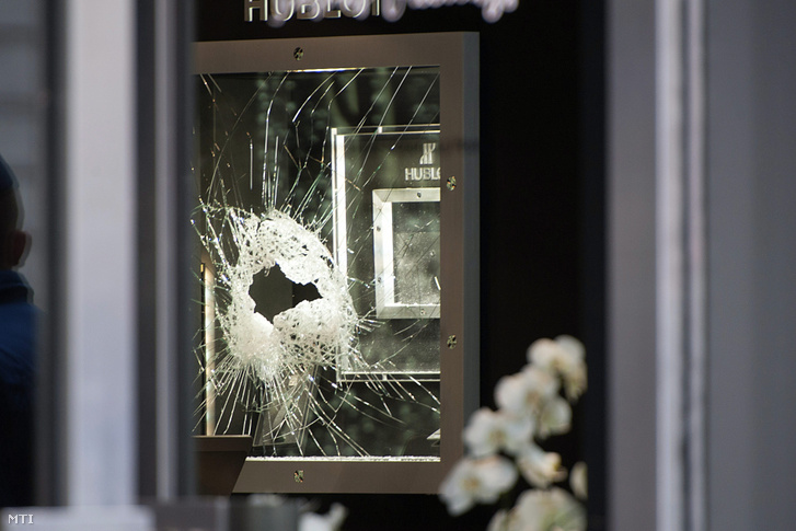 Betört vitrin Budapesten, az Andrássy úti egyik luxusórákat árusító üzletben, amelyet kiraboltak 2014. november 22-én