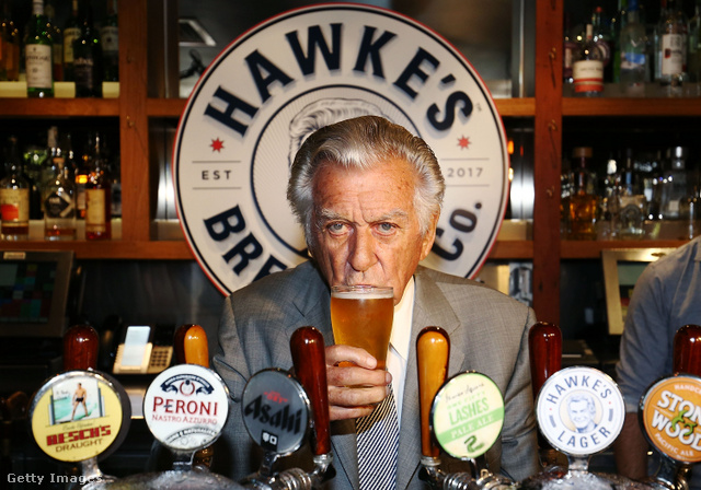 Bob Hawke ausztrál miniszterelnök kedvenc italával.