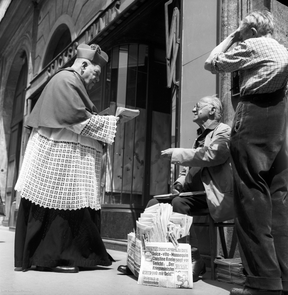 Bécs 1963. július 12.  Újságot vásárol a bécsi prépost.