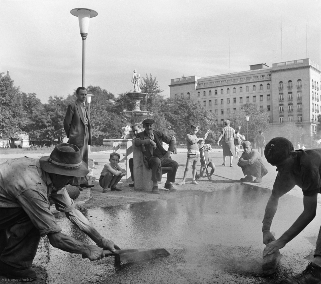 Budapest, 1964. augusztus 25. Munkások aszfaltozzák az Engels tér járdáit a Danubius-kút közelében.