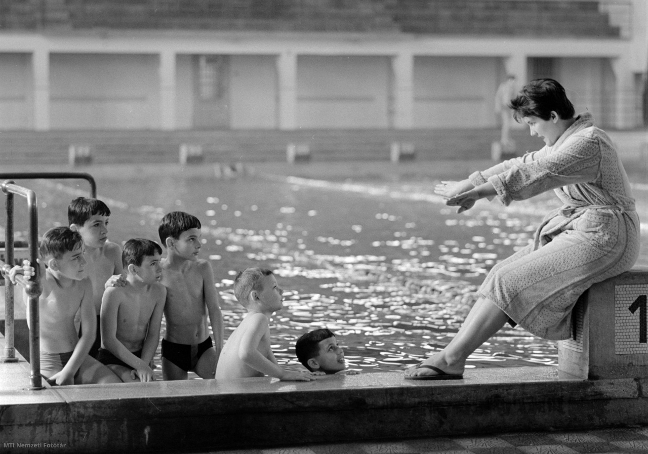 Merészné Ördög Éva úszásoktató edzést tart a serdülő gyerekeknek iskola előtt az FTC (Ferencvárosi Torna Club) úszómedencéjénél 1967. május 17-én.